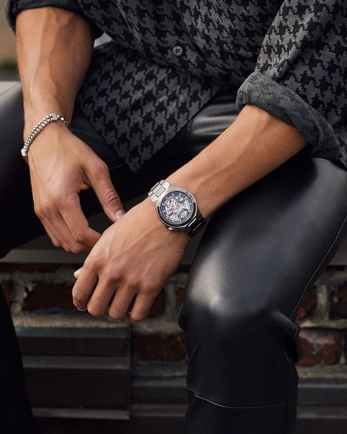 Bulova Máquina Esqueletada Negra, PVD Gris — Caballero