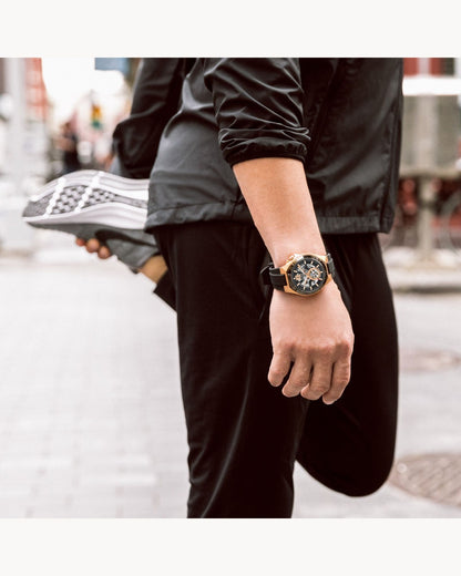 Bulova Máquina Esqueletada Negra, PVD Rosa — Caballero