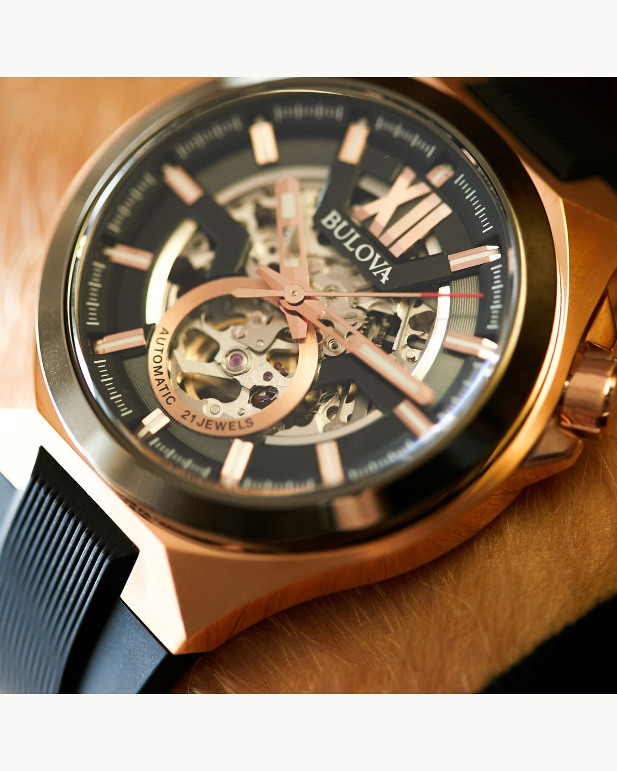 Bulova Máquina Esqueletada Negra, PVD Rosa — Caballero